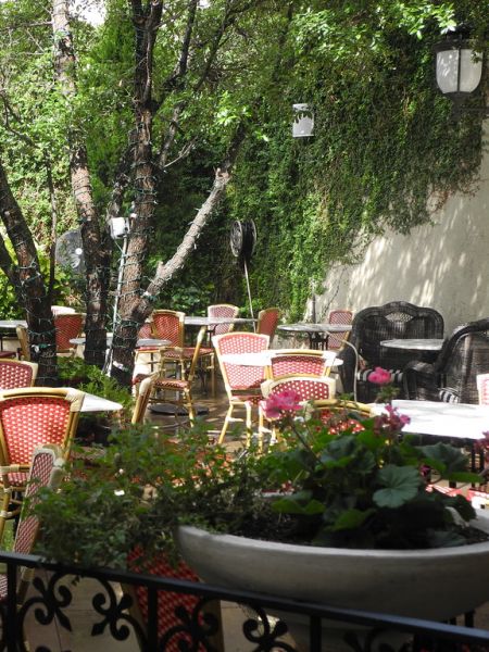 Nandos restaurant back patio with dining tables and chairs in Frisco, TX